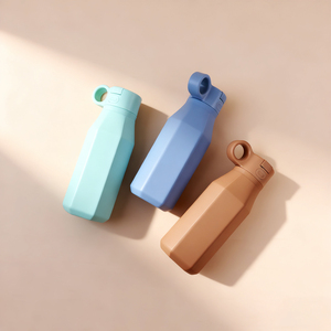 Botella de Agua Elegante de Silicona Platino, Libre de BPA, a Prueba de Fugas, Fácil de Limpiar, con Asa de Silicona para Niños y Niñas en Edad Escolar - Product Image 1