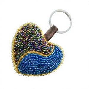 Porte-clés en alliage de zinc, motif fraise perlée, tissé à la main, élégant, durable, forme personnalisée pour femme - Product Image 4