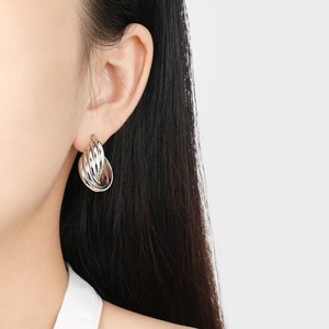 ต่างหูห่วงบิดเกลียวหลายชั้น |   สแตนเลสสตีลชุบทอง 18K PVD ดีไซน์ทันสมัยสำหรับผู้หญิง |   ป้องกันการแพ้และกันน้ำ - Product Image 4