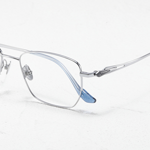 Nuevo modelo de gafas de titanio puro para hombre, montura cuadrada delgada, ultraligera, de titanio bicolor con electrochapado IP. - Product Image 5