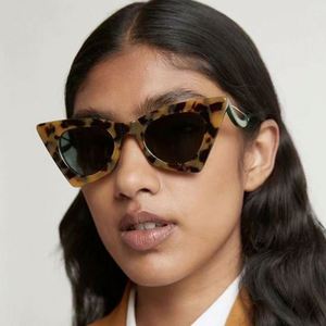 Vente en gros de lunettes de soleil pour femmes, style vintage de luxe 2022, sans monture, œil de chat, noires, surdimensionnées, triangulaires - Product Image 1