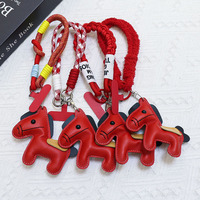 TOLKA Neujahrs-Festliches Rotes Pony-förmiges Handyband mit Logodruck aus Polyester-Material Unisex-Design für Mobiltelefon, Tasche, Gepäck