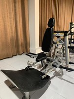 Machine de musculation HOISDT Fitness à charge de plaques en acier pour exercices des jambes et du dos, idéale pour la musculation en salle de sport