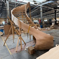 Escalier en colimaçon courbé directement de l'usine, balustrade en fer filigrané artisanal, marches en chêne massif, OEM ODM, escalier sur mesure, MOQ 1 ensemble
