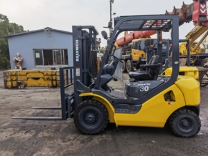 รถยกดีเซล KOMATSU TCM HELI MITSUBISHI FD2.5/3/4/5/7/10/15/16/25/30 ตัน มือสอง พร้อมเสาสามท่อน รุ่น FD30 FD50 FD70 ขาย - Product Image 2
