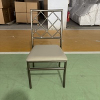 Chaise de salle à manger empilable en métal à dossier en grille diamantée pour hôtel de charme, salle multifonctionnelle, restaurant occidental de style européen
