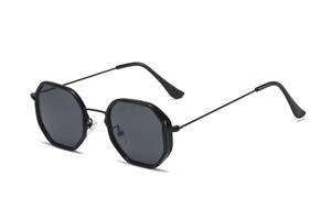 Montures de lunettes personnalisées UV400 certifiées Global Recycled Standard, idéales pour les voyages en plein air, les sports et les trajets quotidiens - Product Image 2