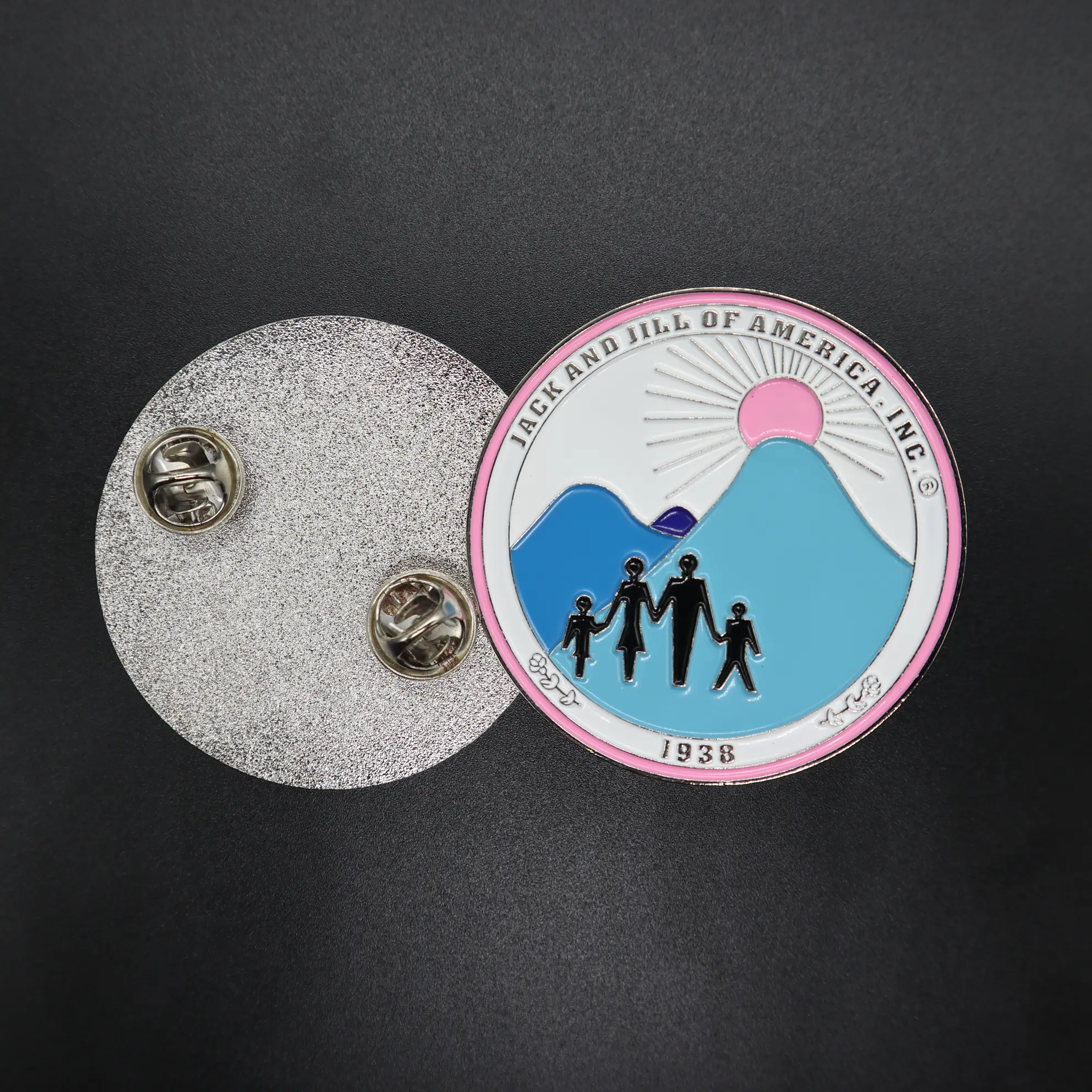 Pin de escudo de cristal con las iniciales de Jack y Juliana, Pin de Logo