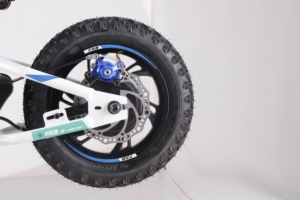 <span class=keywords><strong>Bicicleta</strong></span> Eléctrica <span class=keywords><strong>de</strong></span> <span class=keywords><strong>Equilibrio</strong></span> Fish Extreme FXB03-16 <span class=keywords><strong>de</strong></span> 16 Pulgadas, 36V, 5.0AH, 250W para Niños, Horquilla <span class=keywords><strong>de</strong></span> Acero, Cuadro <span class=keywords><strong>de</strong></span> Aleación <span class=keywords><strong>de</strong></span> Aluminio, Llanta <span class=keywords><strong>de</strong></span> Fibra <span class=keywords><strong>de</strong></span> Carbono - Product Image 5