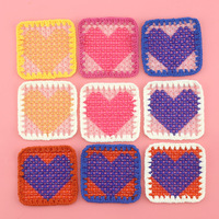 En stock, sous-couche créative carrée en forme de cœur, faite main, perlée, au crochet, résistante à la chaleur, avec perles en plastique modernes, pour poche de vêtement