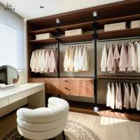 Dressing moderne de luxe en bois foncé avec structure métallique et coiffeuse intégrée, armoires sur mesure pour les maisons américaines