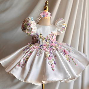 Abito da Bambina di Lusso Fatto a Mano su Misura con Maniche a Sbuffo e Perline Bianche, Elegante Vestito da Cerimonia con Ricami Floreali Fatti a Mano - Product Image 1