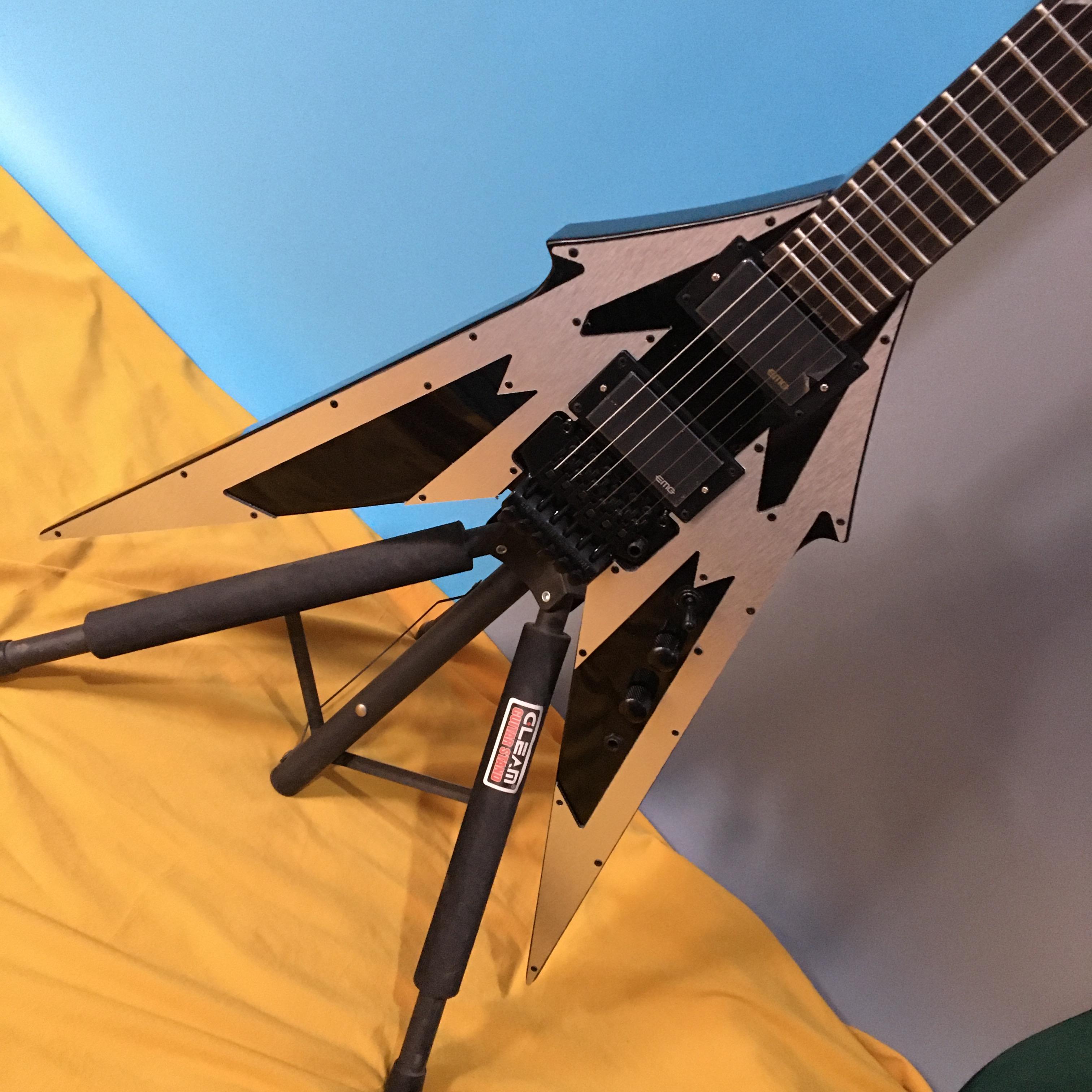 Alibaba.com上の高品質なフライングVギターメーカーとフライングV