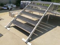Escalier de scène en alliage d'aluminium avec 2 garde-corps latéraux, 6 marches, largeur 1,22 m pour hauteur 1-1,5 m