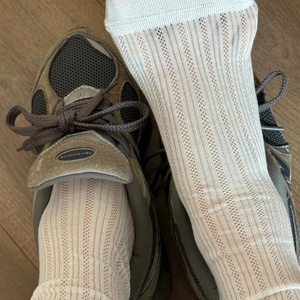 Chaussettes fines respirantes mi-mollet style coréen avec revers/logo intégré, couleur unie, printemps-été - Product Image 3