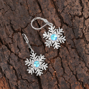 Boucles d'oreilles pendantes florales en forme de flocon de neige en pierre de lune simulée pour femme, bijoux romantiques pour les fêtes - Product Image 2