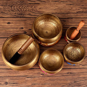 קערת שירה טיבטית בעבודת יד אותנטית, עשויה משבעה מתכות, למדיטציה עמוקה, ריפוי וטיפול בצלילים, עם פטיש עץ וכרית. - Product Image 4