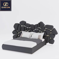 Lit double en cuir de luxe italien Villa moderne Meubles de chambre à coucher principale Conception irrégulière de lit doux haut de gamme