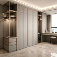Armoire beige sur mesure avec tiroirs pour rangement de chambre, dressing avec coiffeuse et espace de suspension ouvert