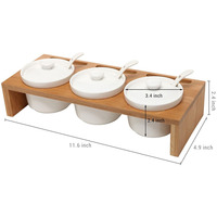Ensemble de condiments en bois, bols à tremper en céramique, ramequins à sauce ensemble de 3 pièces avec couvercles et cuillères sur plateau de service en bambou surélevé