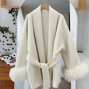 Nuovo Cappotto in Lana a Doppio Strato per Donne con Maniche Lunghe e un Lussuoso Tocco di Pelliccia Cape - Product Image 3