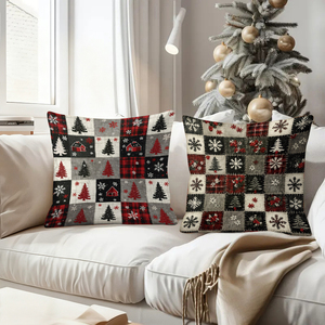 Noel patchwork yastıkları, şenlikli tatil desenleri ve sıcak mevsimlik bir atmosferle rahat oturma odasını süslüyor. - Product Image 4