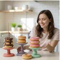 Stand à donuts coloré dessiné à la main, stand de buffet de bonbons d'anniversaire, stand en bois minimaliste de style nordique