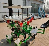 Transplanteur de semis de légumes tracté par un tracteur agricole à quatre roues