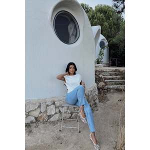 Top Corto Blanco Transpirable con Tirantes, Detalle de Lazo, Estilo Halter Chic para Ropa de Club, Tela Larga, Ropa Casual con Decoración Estampada - Product Image 2