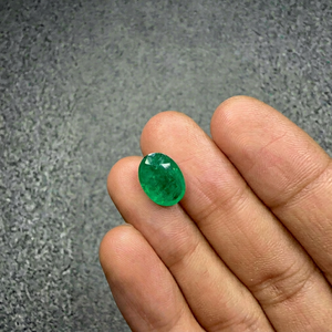 Émeraude naturelle de Zambie de 4,01 carats, taille ovale, pierre précieuse verte de qualité supérieure, bijoux fins, vente en gros, Jai Narayan - Product Image 1