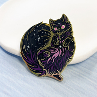 Badge de revers en métal personnalisé en usine, émail dur spécial, motif tourbillon de poudre nacrée, sérigraphie, chat noir galaxie