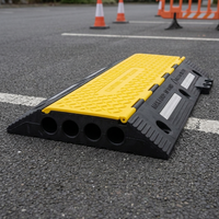Rampe de protection de câbles en caoutchouc jaune et noir à 4 canaux Wesure Safety S1330 - Protection de câbles routiers robuste pour entrepôts et événements