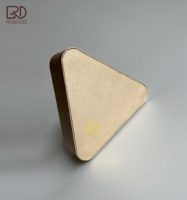 ROGOOD Boîte de parfum triangulaire en papier spécial champagne or Emballage triangulaire unique élégant pour cadeau parfum parfum P2129