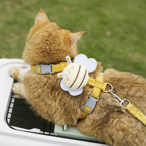Harnais pour chat Little Bee avec sangle de poitrine réglable et motif abeille en peluche pour les promenades en plein air - Product Image 2