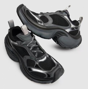 Zapatillas deportivas retro de diseñador francés para parejas, con parte superior de malla desgastada en negro y plateado, suela gruesa y estilo de caña alta. - Product Image 4