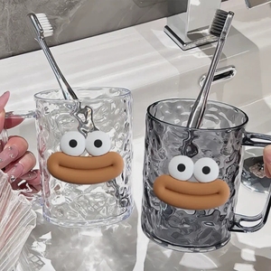 Gobelet à brosse à dents en plastique transparent avec un design amusant pour la salle de bain - Product Image 1