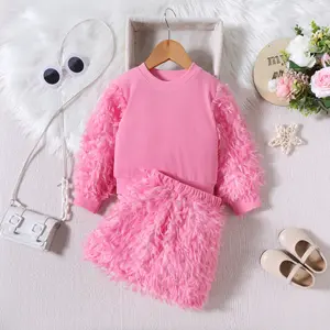 新しい女の子のラウンドネックセーターセット2023秋のピンクの毛皮のスカートセット作物ふわふわトップとスカートセット子供布卸売女の子の服