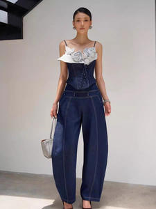 Conjunto de Dos Piezas para Mujer, Camisola Floral 3D de Diseño Vietnamita y Pantalones de Mezclilla, en Existencia - Product Image 2