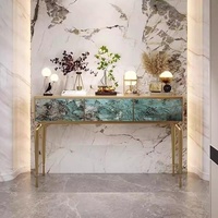 Table de foyer console de style italien avec pierre de luxe en acier inoxydable Oeuvre d'art de designer haut de gamme pour la lumière d'entrée Sensation de luxe