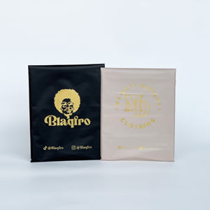 Bolsa de Envío Ecológica de Polietileno con Burbujas, Color Negro Mate, con Logotipo Dorado, para Ropa y Camisetas - Product Image 1