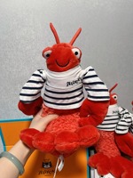 JellyCats Peluche Homard Marin 28 cm, Adorable Animal Marin Rouge, Poupée en Peluche Douce avec Tenue Marine, Idéal pour Cadeaux d'Anniversaire