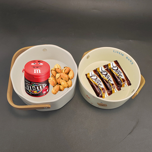 Decorazione moderna per la tavola da 5.8 pollici rotonda beige opaco cartoon che serve snack caramella pane cesto di frutta <span class=keywords><strong>in</strong></span> <span class=keywords><strong>ceramica</strong></span> con manico <span class=keywords><strong>in</strong></span> bambù - Product Image 2