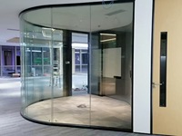 Cloison en verre ronde ultra-transparente au design moderne et courbé pour centre commercial, salle de sport et école
