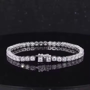 Bracelet cubain en diamant moissanite glacé au design élégant avec finition lisse pour hommes et femmes, bijoux de mode disponibles à la vente - Product Image 1