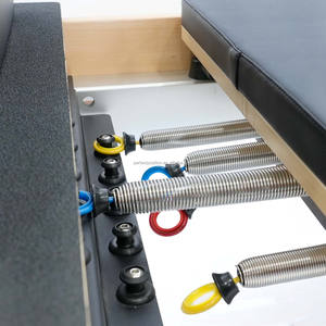 Machine de Pilates Reformer stable en bois de hêtre massif, durable, avec revêtement en cuir microfibre et logo personnalisé pour studio de yoga - Product Image 6