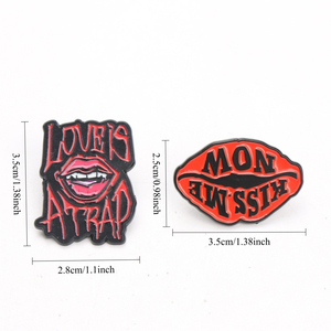 1/2個入り レッドセクシーリップデザインブローチ ゴシックラバーバッジ 白黒レトロピン ジャケット、帽子、バッグ用 ダークユーモアギフト - Product Image 4