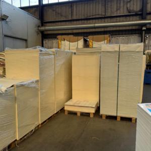 Feuille de papier alimentaire en pâte de bois vierge 150-320 GSM C1S enduite PE, imperméable, format personnalisé pour la production de gobelets en papier - Product Image 1