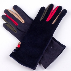 Toptan kadın kış moda dokunmatik parmak şerit polar sahte süet eldiven kontrast renkli düğmeler bezemeler ile - Product Image 4