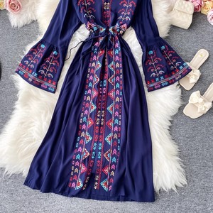 Robe longue à fleurs brodées de style indie folk pour femmes, col en V, manches longues évasées, taille haute, avec cordon de serrage, pour le printemps et l'automne - Product Image 2