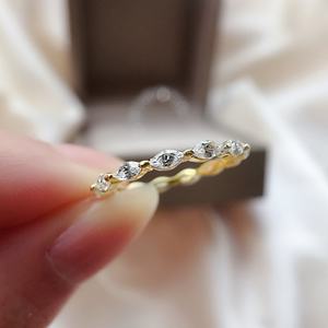 Anillo de Oro de 18K con Moissanita Eternity, Diseño Marquesa, Cobertura Completa, Clásico y Elegante - Product Image 2